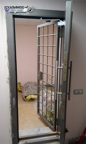 Дверь в комнату хранения наркотиков АРД-3 усиленная с решеткой
